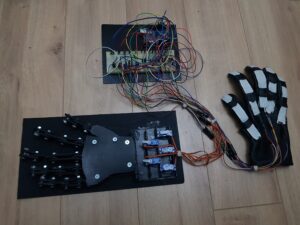 Samodzielnie zbudowana dłoń robota na serwomechanizmach, sterowana rękawicą z czujnikami