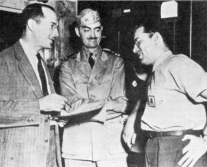Isaac Asimov (z prawej) z Robertem Heinleinem i L. Sprague'em de Campem w stoczni marynarki wojennej w Filadelfii, 1944