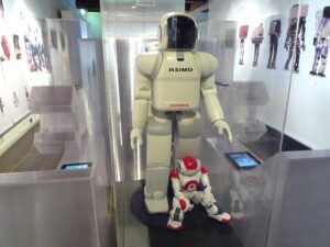 Humanoid ASIMO firmy Honda i mały robot NAO na wystawie muzealnej