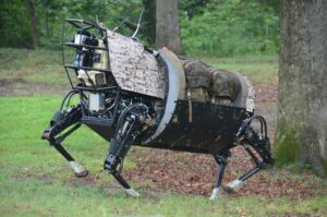Czworonożny robot LS3 z plecakami na grzbiecie w lesie